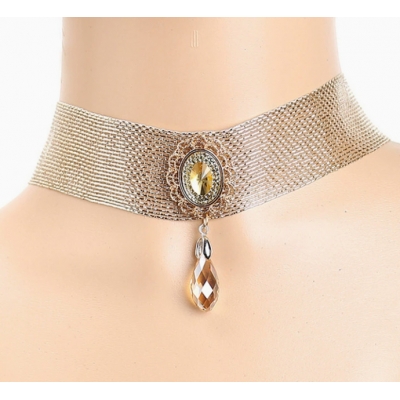 European and American style clavicle chain with teardrop crystal pendant, gold necklace, jewelry, clothing.